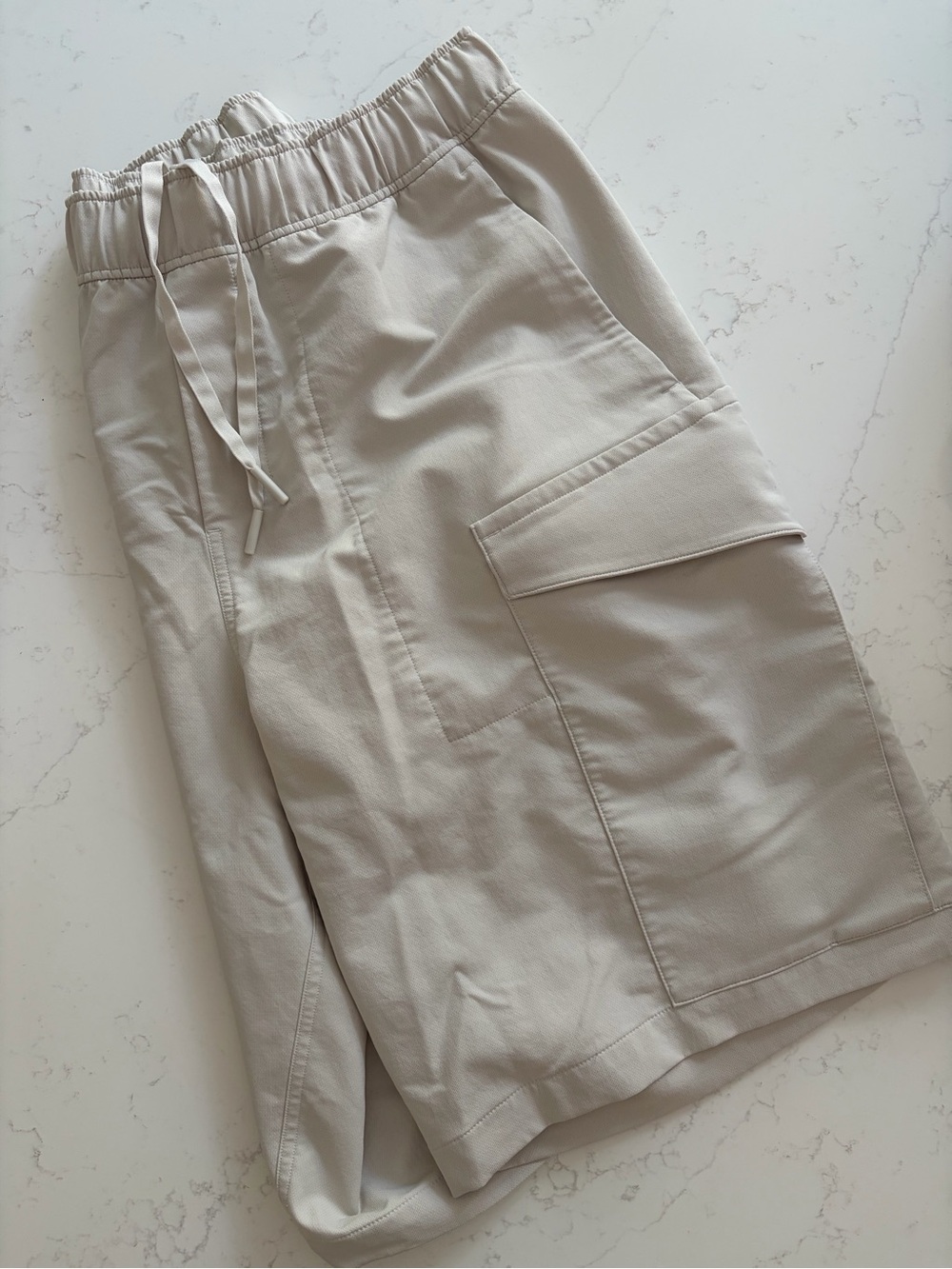 Lightweight cargo pocket shorts